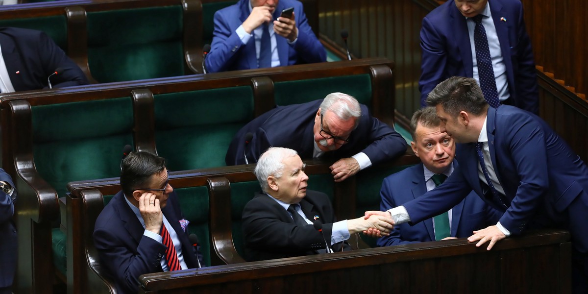 Wicepremier, prezes PiS Jarosław Kaczyński, minister obrony narodowej Mariusz Błaszczak, szef KPRM Michał Dworczyk oraz przewodniczący sejmowej Komisji Sprawiedliwości i Praw Człowieka Marek Ast podczas posiedzenia Sejmu.