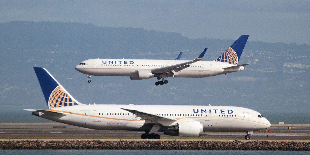 Kapitan linii United Airlines spał w trakcie lotu. Pasażer zrobił mu zdjęcie