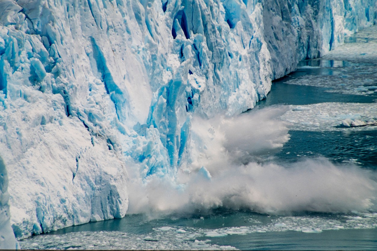 Z čela ľadovca Perito Moreno sa odlamuje mohutný kus ľadu a rúti sa do vody jazera Argentino.
