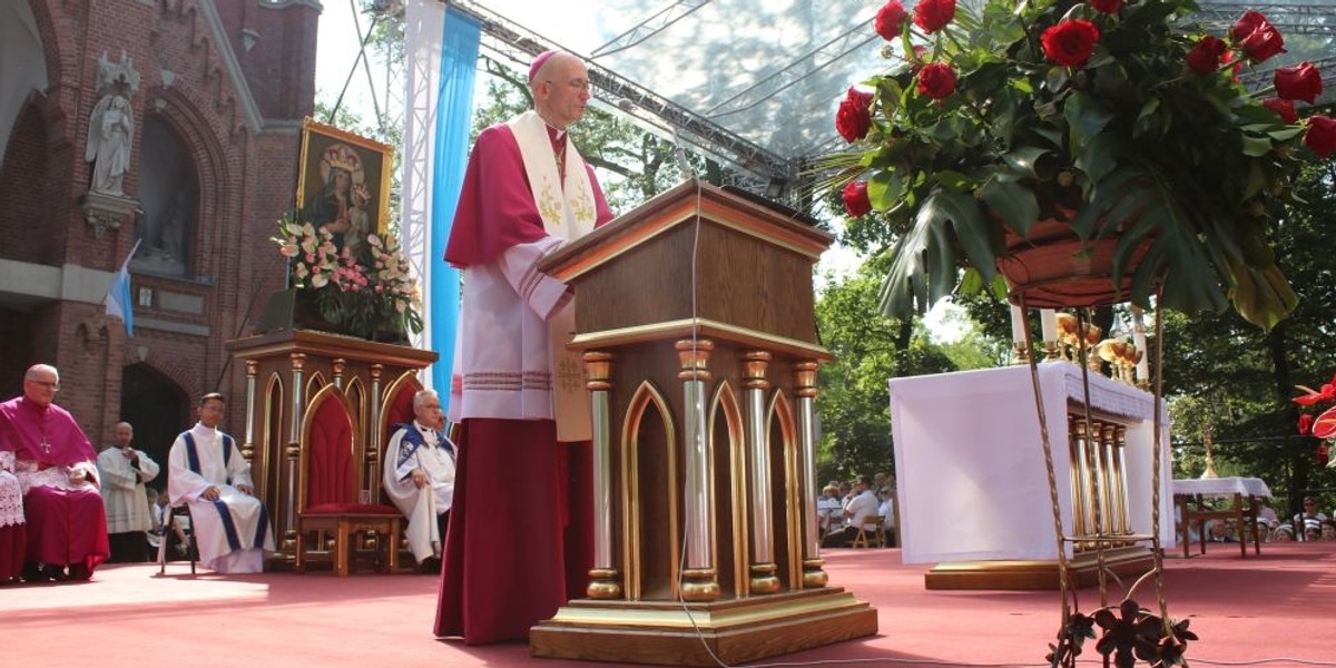 Pielgrzymka kobiet i dziewcząt do Piekar Śl. Przemawia abp Adrian Galbas.