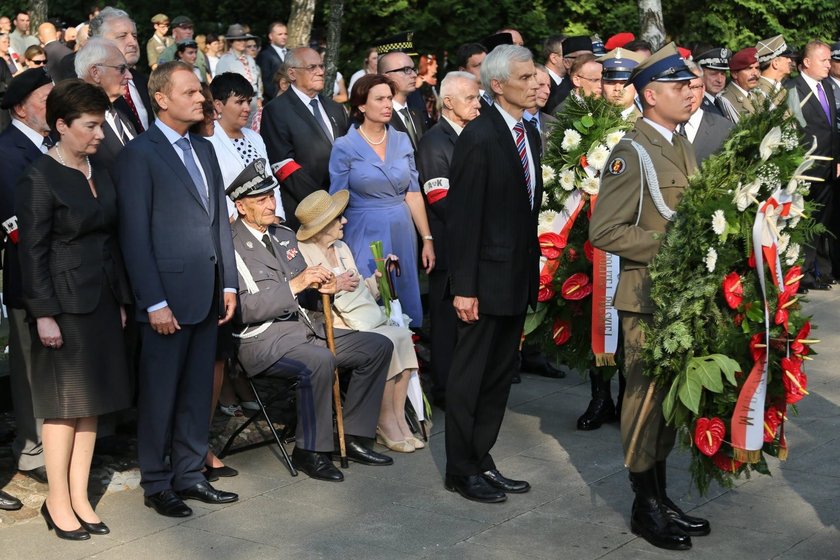 Oddanie hołdu bohaterom Powstania Warszawskiego pod pomnikiem Gloria Victis