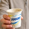 Stara čaša jogurta u ruci