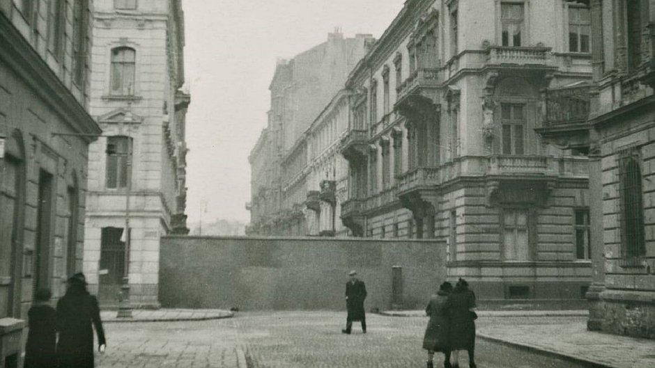 Mur getta przecinający jedną z warszawskich ulic.