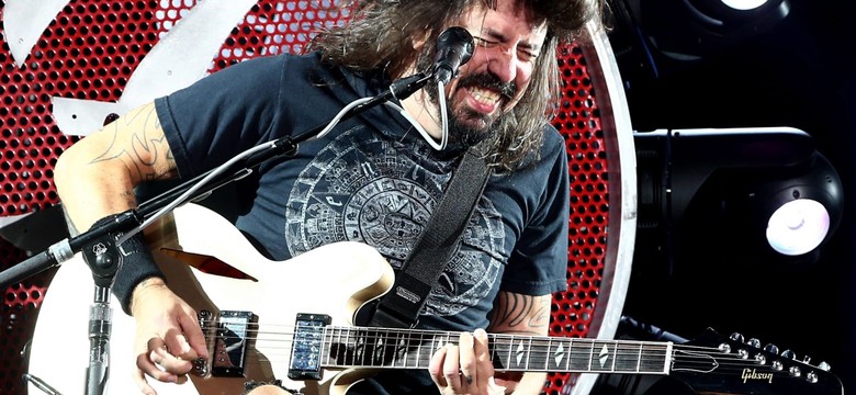 Noga w gipsie, a Dave Grohl i tak wymiata na scenie [ZDJĘCIA]