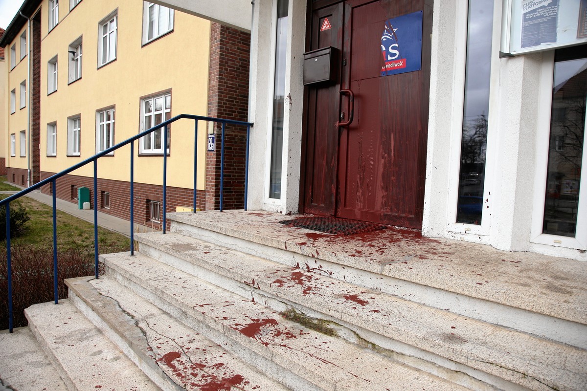 Wejście do siedziby Prawa i Sprawiedliwości w Szczecinie