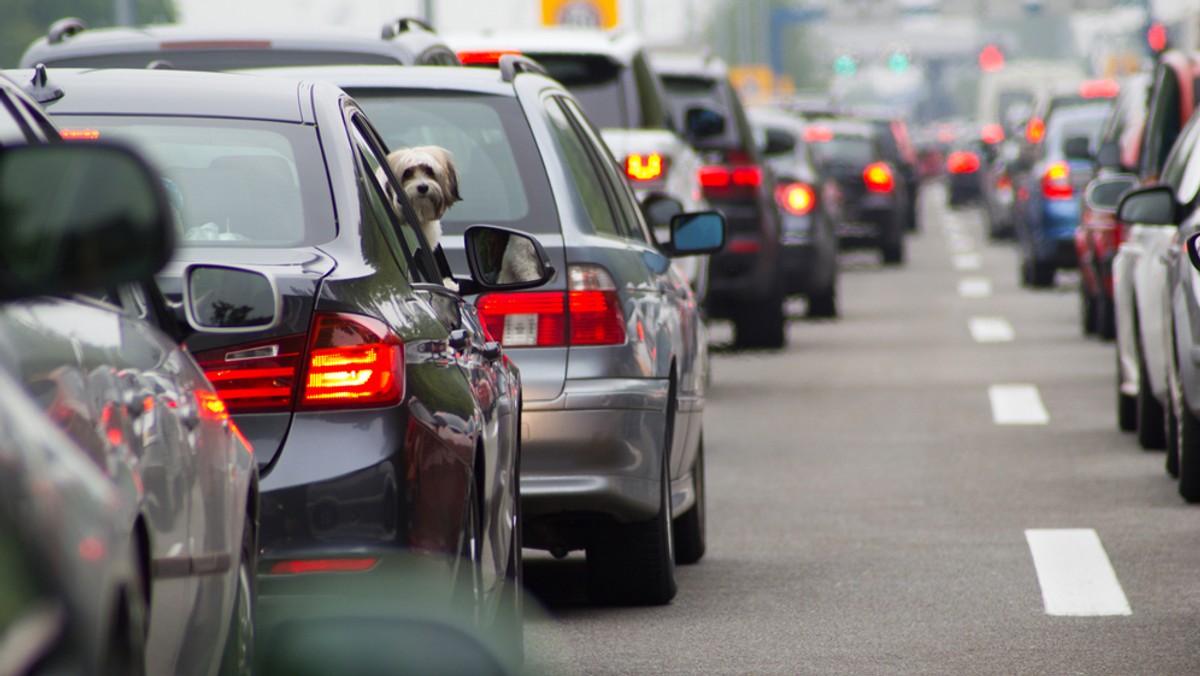 10-kilometrowy korek powstał na autostradzie A2 przed Warszawą, w wyniku zablokowania trasy przez samochód dostawczy - informuje TVN24.