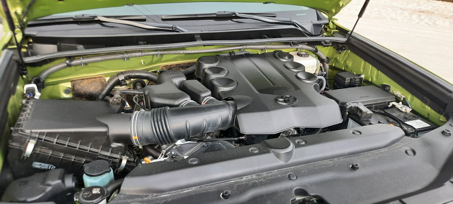 Toyota 4Runner TRD Pro - nawet w samochodach klasy premium taki widok pod maską jest coraz rzadszy. W 4Runnerze mamy wolnossące V6 o mocy 270 KM.