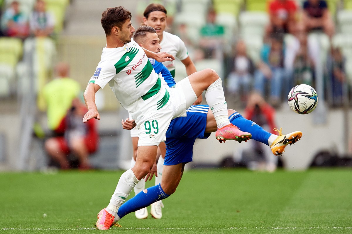 Piłkarze drużyny Lechia Gdańsk Ilkay Durmus (L) i Conrado (P) oraz Kristian Vallo (C) z zespołu Wisła Płock podczas meczu Ekstraklasy, na stadionie "Polsat Plus Arena Gdańsk"