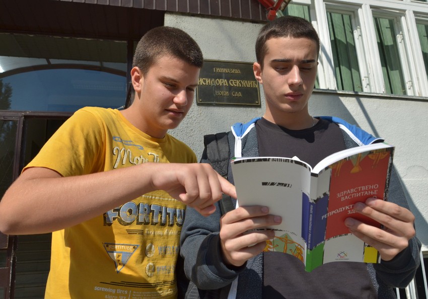 Učenici drugog razreda Gimnazije u Novom Sadu sa novim udžbenikom