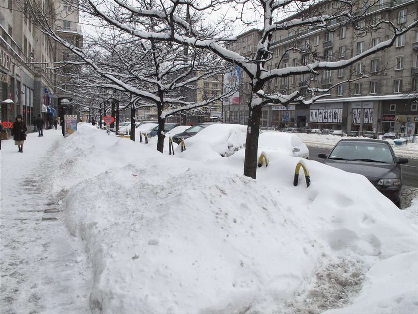 Miasto musi przygotować się na prawdziwy armagedon! Zima nie odpuszcza, ale władze stolicy nadal nie chcą wywieźć zalegającego na chodnikach i parkingach śniegu. Aż strach pomyśleć, co będzie jak to wszystko stopnieje. Jak tak dalej pójdzie ...