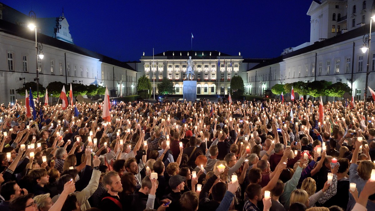 Lancuch swiatla pod Palacem Prezydenckim przeciwko ustawie o Sadzie Najwyzszym. 