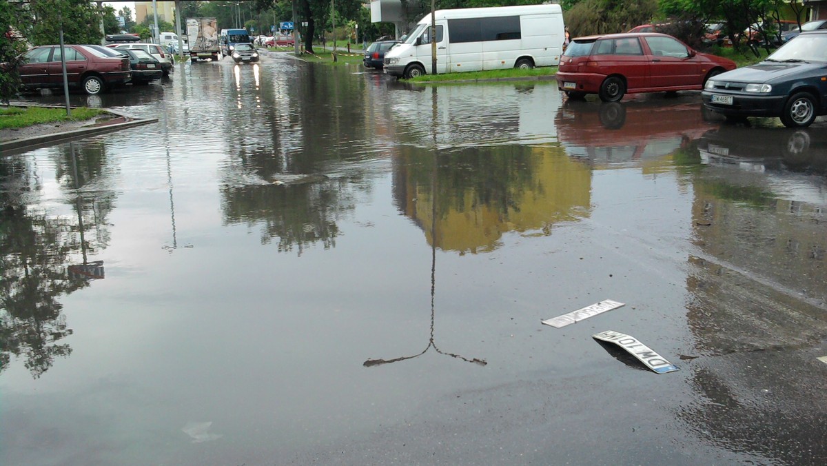 Wczorajsza burza, która przeszła nad Wrocławiem, doprowadziła do zalania świeżo odnowionego dworca. Ulewny deszcz spowodował zalanie holu dworca Wrocław Główny. Z użytku została wyłączona poczekalnia dzienna.