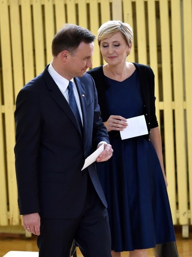 Andrzej Duda z żoną Agatą przy urnie wyborczej 24 maja 2015 r.