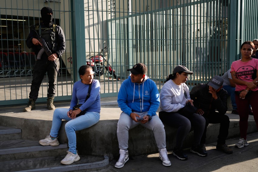 Provladini naoružani civili Ispred marketa u Karakasu dok su ispred prodavnica dugački redovi