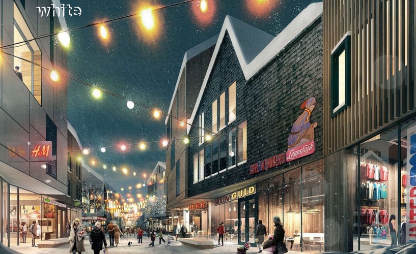 W 2004 roku stało się jasne, że kopalnia żelaza i miasto nie mogą dłużej istnieć tuż obok siebie. Ruda żelaza była wydobywana z coraz głębszych poziomów, górniczy sprzęt kopał tunele pod kątem 60 stopni, niebezpiecznie zbliżając się do miasta. Koncern LKAB podjął decyzję, że trzeba przenieść centrum miasta, w przeciwnym wypadku budynki i ulice bardzo szybko zaczną pękać. Ludność nie protestowała. Koncern LKAB zapewnia im przecież pracę i jest architektem sukcesu gospodarczego miasteczka. Jak <a href=' http://www.theguardian.com/artanddesign/architecture-design-blog/2014/oct/22/kiruna-sweden-town-moved-east-iron-ore-mine'>pisze Guardian</a>, przez następne 10 lat mieszkańcy Kiruny żyli w ciągłej niepewności, bali się podejmować ważne życiowe decyzje, takie jak zakup nowego domu, czy otwieranie nowego biznesu. Na zdjęciu: wizualizacja nowego centrum Kiruny, źródło: White architects.