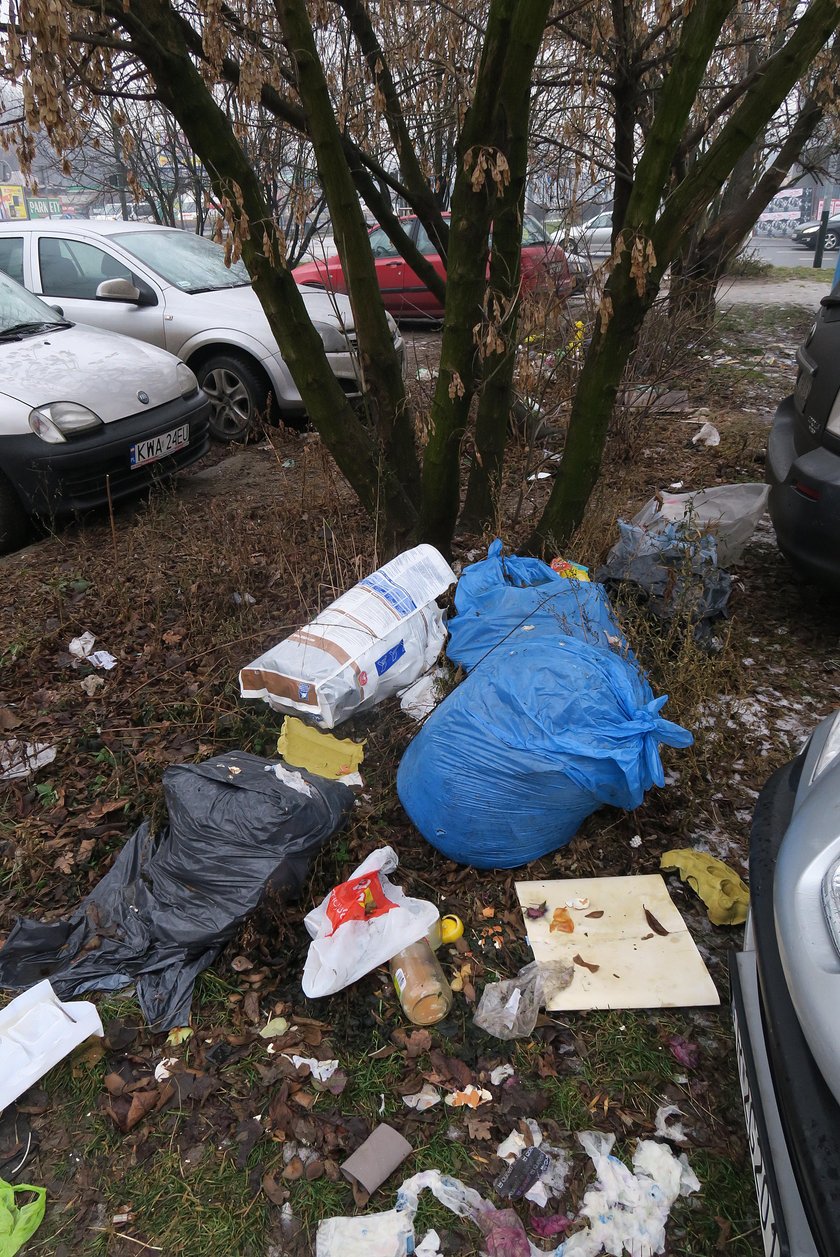 Śmieci na parkingu w Krakowie