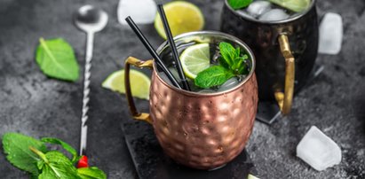 Moscow mule. Brzmi kontrowersyjnie, a jak smakuje! Poznaj przepis na sylwestrowego drinka