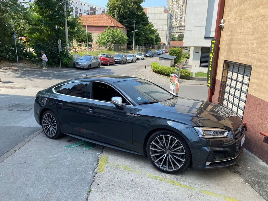 Zapaljen automobil Tijane Ajfon