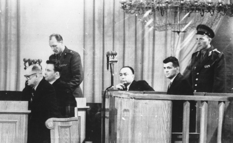 Proces Francisa Gary'ego Powersa w Moskwie (Powers drugi od prawej)