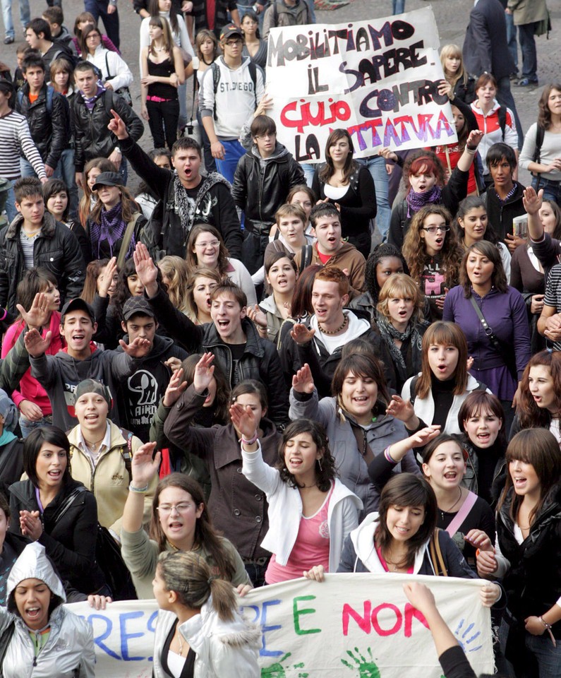 WŁOCHY REFORMA SZKOLNICTWA STUDENCI PROTEST