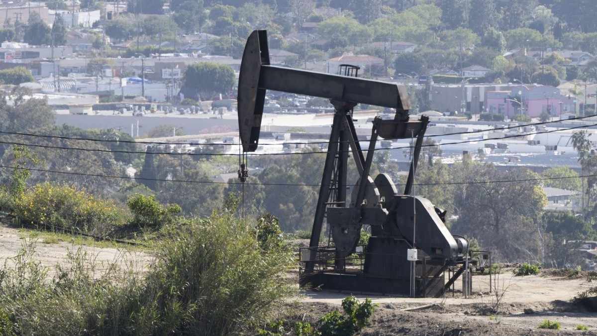 Prețul petrolului scade brusc, deși două nave s-au scufundat în Strâmtoarea Ormuz: decizia analizată la Washington pentru „flota din umbră”