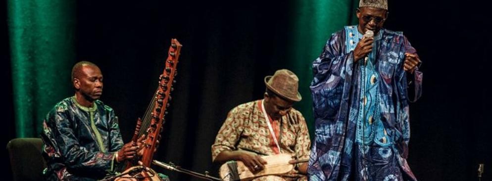 <strong>8. Kwintesencja muzyki griotów</strong>
<br></br>
Głęboki, ciepły baryton Kassé Mady Diabaté wciągał publiczność w opowieści Mali. Genialny wokalista melodeklamował, śpiewał, raz przejmująco delikatnie, raz zaskakująco mocno. Towarzyszyli mu wirtuozi trzech instrumentów najważniejszych dla griotów – Ballaké Sissoko na korze, Badie Tounkara na n’goni i Lansiné Kouyaté na balafonie. Ten koncert był jak tradycja griotów w soczewce. 
<br></br>  Fot. Mateusz Bral