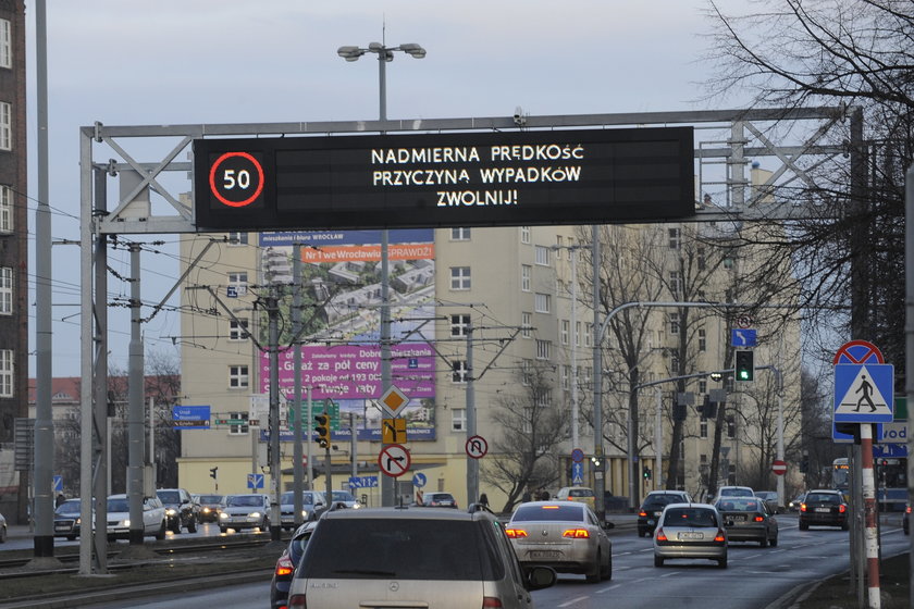 Tablica zmiennej treści dla kierowców na ul. Oławskiej we Wrocławiu