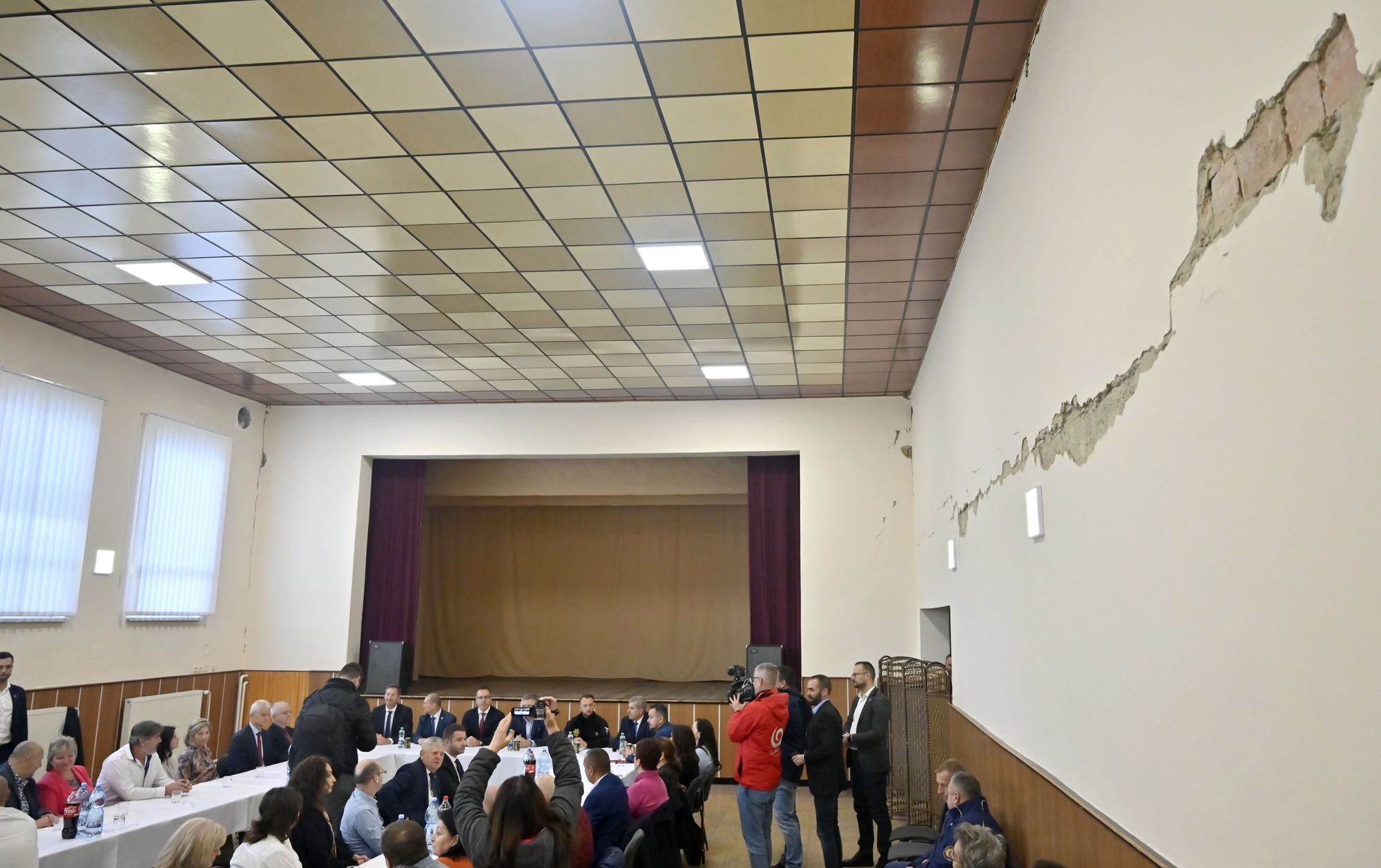 Predseda vlády SR Robert Fico sa stretol so starostami obcí postihnutých zemetrasením.