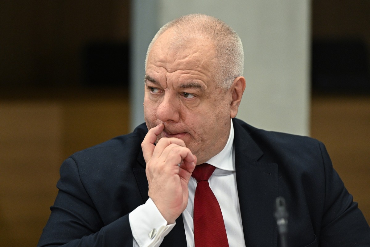 Warszawa, 24.01.2024. Były minister aktywów państowych Jacek Sasin podczas przesłuchania na posiedzeniu sejmowej komisji śledczej do zbadania legalności, prawidłowości oraz celowości działań podjętych w celu przygotowania i przeprowadzenia wyborów Prezydenta Rzeczypospolitej Polskiej w 2020 r. w formie głosowania korespondencyjnego, 24 bm. w Sejmie w Warszawie. (ad) PAP/Radek Pietruszka