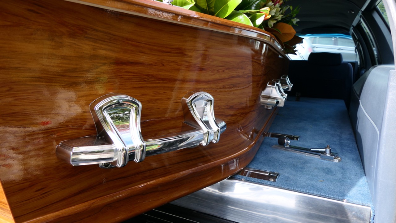 Makabryczna pomyłka na pogrzebie. "Kobieta w garsonce" zamiast ojca w trumnie