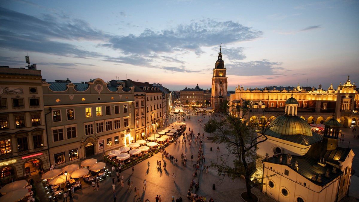 Kraków traci kolejne zielone płuca i to na rzecz następnego biurowca, który tym razem stanąć ma w Dębnikach. Powstaną tam dwa nowoczesne biurowce, które zajmą miejsce 180 drzew. Miasto wydało pozwolenie na budowę i wycinkę drzew, ale zamierza sprawdzić, czy aby na pewno inwestor wyciął tylko te, na które miał zgodę miasta.