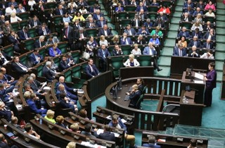 Sejm: Wszystkie kluby za nowelą ws. płacenia mandatów kartą