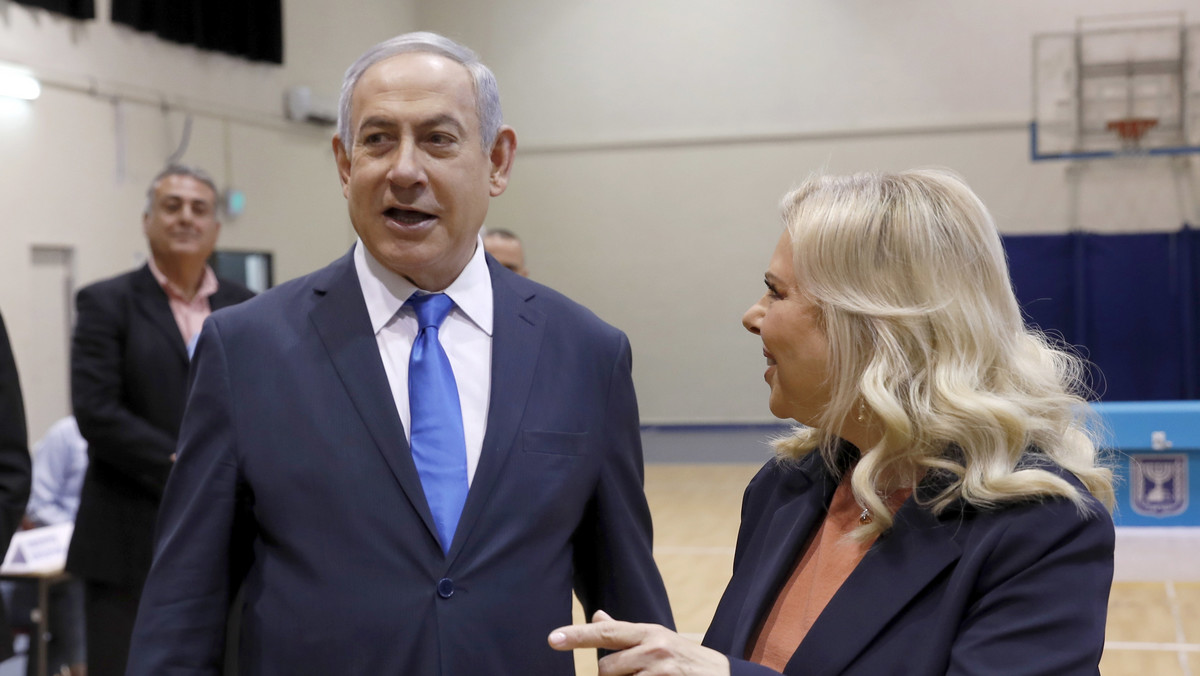 Likud premiera Izraela Benjamina Netanjahu uzyskał 36-37 mandatów, a jego główny rywal Niebiesko-Biali Beniego Gantza 32-33 mandaty - wynika z sondaży exit poll, przedstawionych po wyborach parlamentarnych przez publicznego nadawcę Kan oraz inne media w Izraelu.