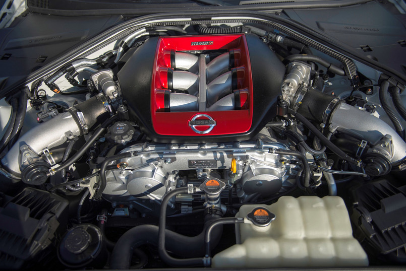 Każdy z sześciu cylindrów silnika ma indywidualnie dobierane czasy zapłonu - system ten jest stosowany w niemal wszystkich samochodach wyczynowych tej japońskiej marki. Turbosprężarki, które popędzają mechaniczne serce GT-R Nismo przejęto bezpośrednio z wyścigówek Nissana startujących w serii GT3.