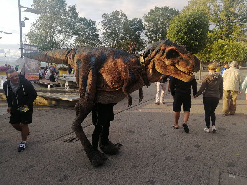 Dinozaur na rewalskiej promenadzie