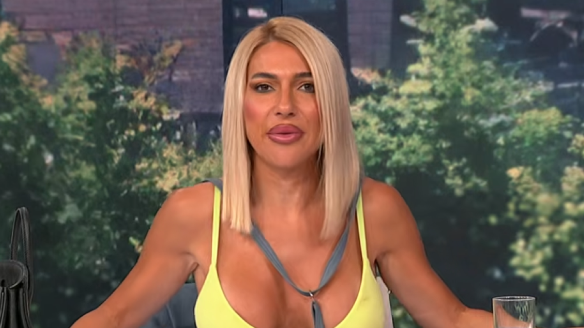 (FOTO) FLUORESCENTNI BRUSHALTER I MINIĆ SA MINIMUM MATERIJALA Jovana Jeremić šokirala stajlingom u jutarnjem programu, mreže gore kao nikad do sad