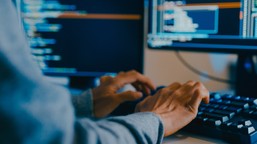 wojna w iranie może napędzić outsourcing it. firmy będą szukać  oszczędności i specjalistów od cyberbezpieczeństwa [komentarz ekspercki]