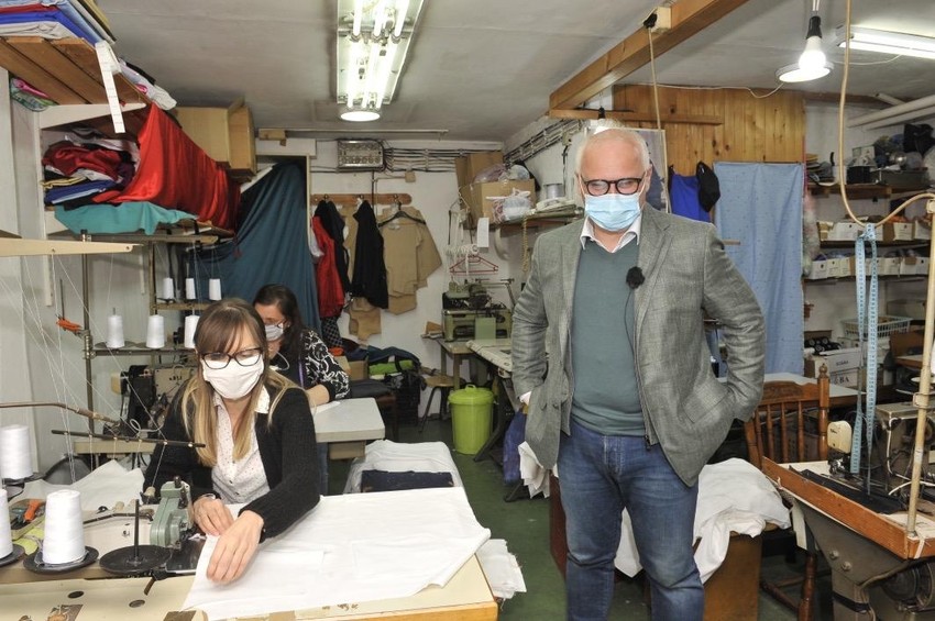 Goran Vesić i uniforme za Infektivnu kliniku