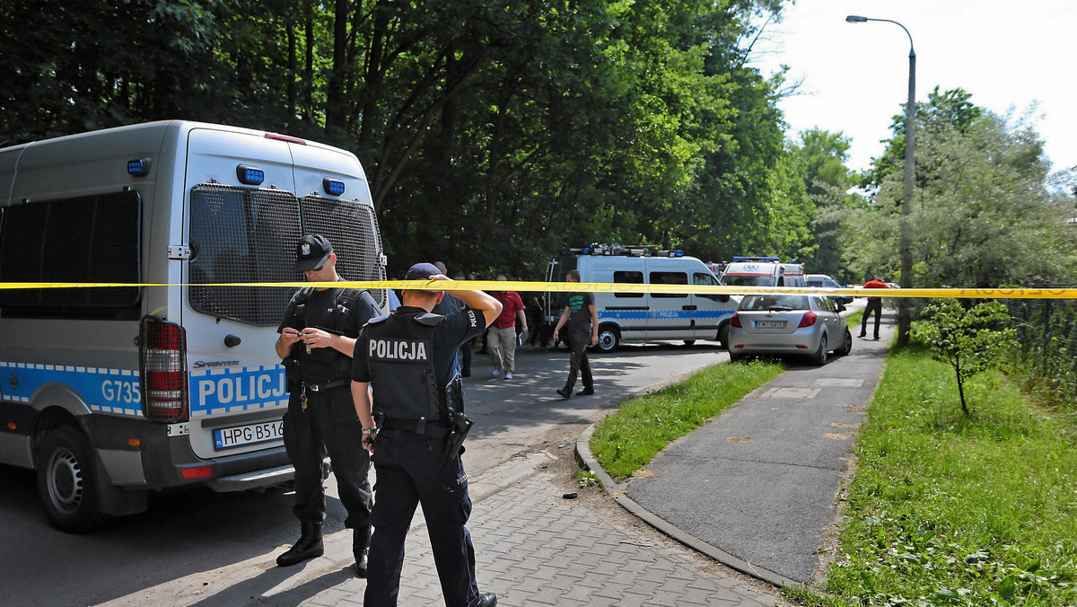 Krakowska policja bada sprawę zabójstwa 23-letniego mężczyzny, który zmarł od ciosu zadanego ostrym narzędziem w rękę, która została prawie odcięta. Ustalana jest rola w zabójstwie mężczyzny zatrzymanego na miejscu - poinformowała małopolska policja.