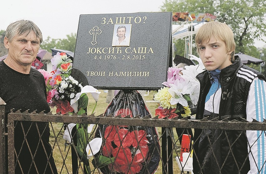 Otac Milan i Sašin sin Viktor Joksić pored spomen ploče u crkvenoj porti gde se desilo ubistvo