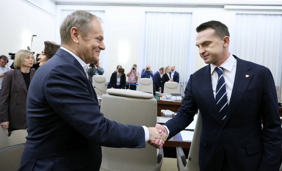 Premier Donald Tusk i minister ds. UE Adam Szłapka na posiedzeniu rządu, 10 grudnia 2024 r.