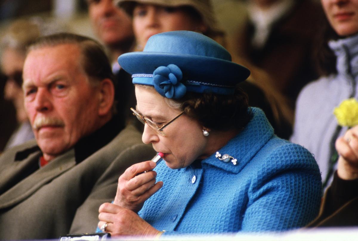 Végre kiderült, mit üzent Erzsébet királynő, amikor nyilvánosan rúzsozta ki az ajkait