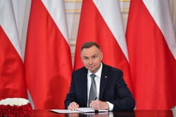 Wakacje kredytowe. Prezydent Duda podpisał ustawę, ale zastrzega...