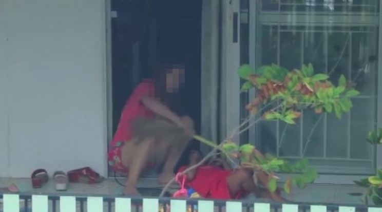 A brutális anyukát lekamerázta szomszédja miközben gyermekét verte/Fotó:Mirror