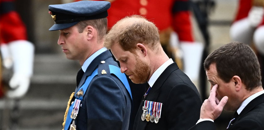 Pogrzeb królowej Elżbiety II. Ekspert od mowy ciała zauważył nieprzyjemną interakcję pomiędzy braćmi. Po tym, co zrobił William, Harry szybko spuścił głowę