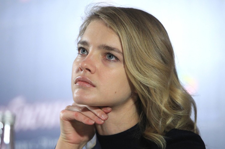 <b>5. Natalia Vodianova</b><br>
Media jej życie porównują do historii Kopciuszka. Pochodzi z rosyjskiego miasta Gorki (ob. Niżny Nowogród), gdzie mieszkała z matką oraz chora na porażenie mózgowe siostrą. Od 11 roku życia pracowała na targu, gdzie na straganie pomagała matce sprzedawać owoce i warzywa.<br>
W wieku 17 lat wyjechała do Paryża i odniosła międzynarodowy sukces. Tylko w 2011 roku zarobiła ponad 4 mln dolarów.