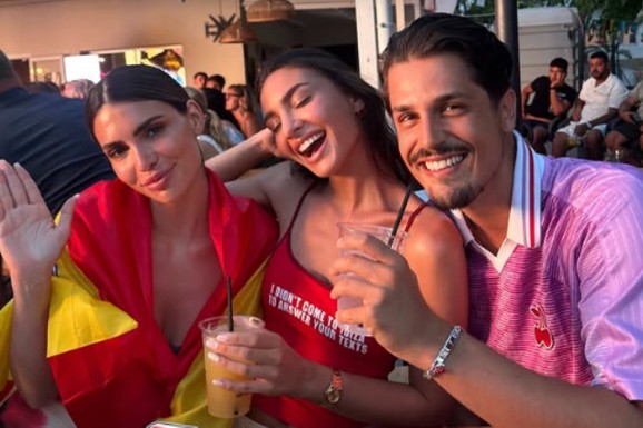 (VIDEO) ŠPANIJA NA NOGAMA SLAVI POBEDU NA SVETSKOM PRVENSTVU Naši influenseri se zatekli tamo pa podelili delić atmosfere, ZASTAVE SE VIORE, PESMA NE PRESTAJE