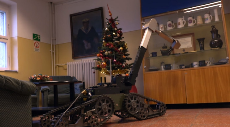 Tűzszerész robot díszítette fel a karácsonyfát /Fotó: Facebook video