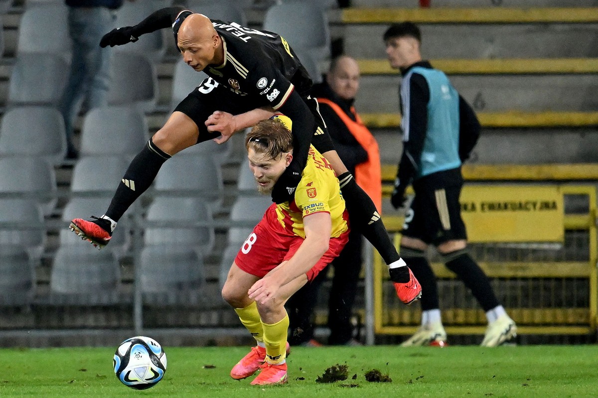 Piłkarz Korony Kielce Yoav Hofmeister (dół) i Kay Tejan (góra) z ŁKS Łódź podczas meczu Ekstraklasy