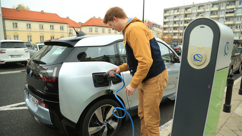 Samochód elektryczny ładowanie, ceny. Ile kosztuje jazda